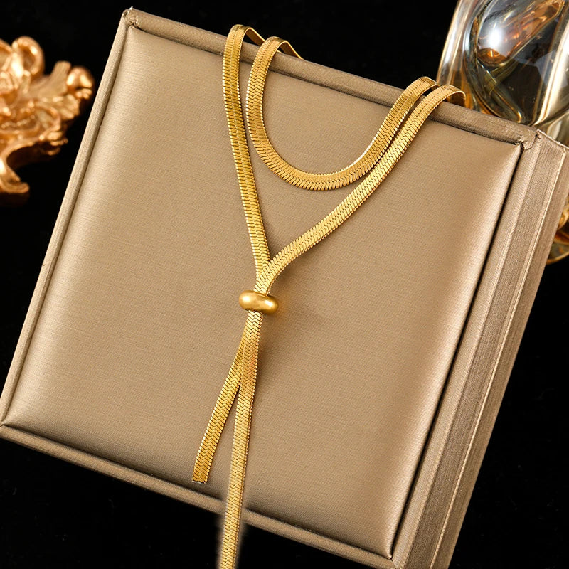 Long adjustable flat-chain necklace with tassel